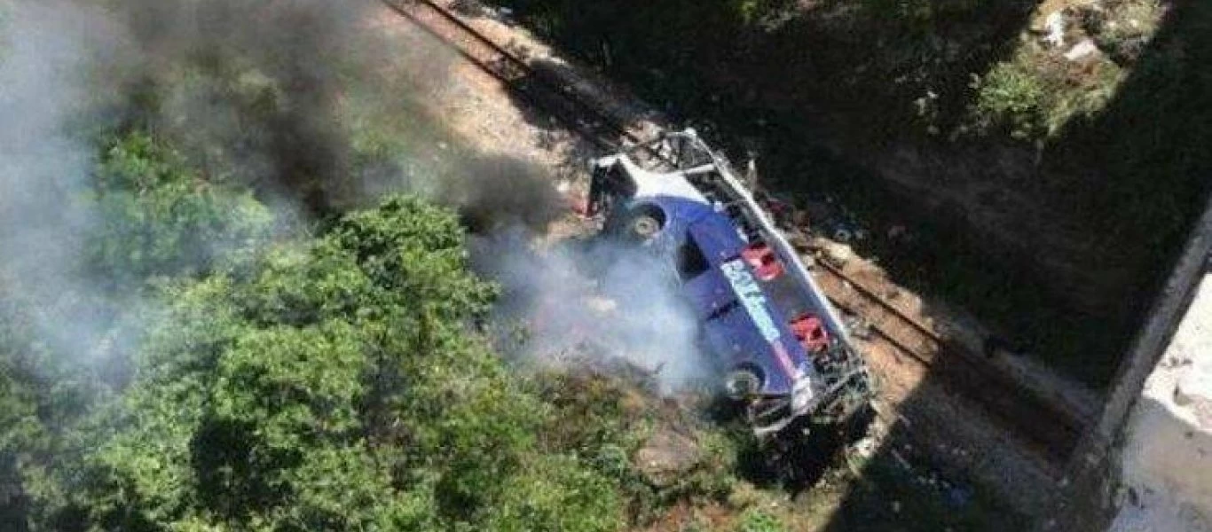 Θρήνος στην Βραζιλία: Τουλάχιστον 16 νεκροί όταν λεωφορείο έπεσε από γέφυρα στον γκρεμό (βίντεο)